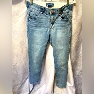 Democracy Denim Absolution Jeans. Size 6